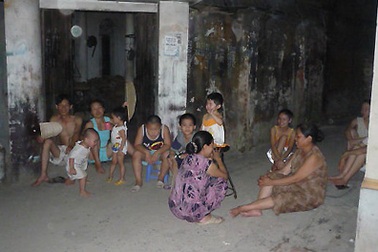 Thức đêm hóng gió vì mất điện