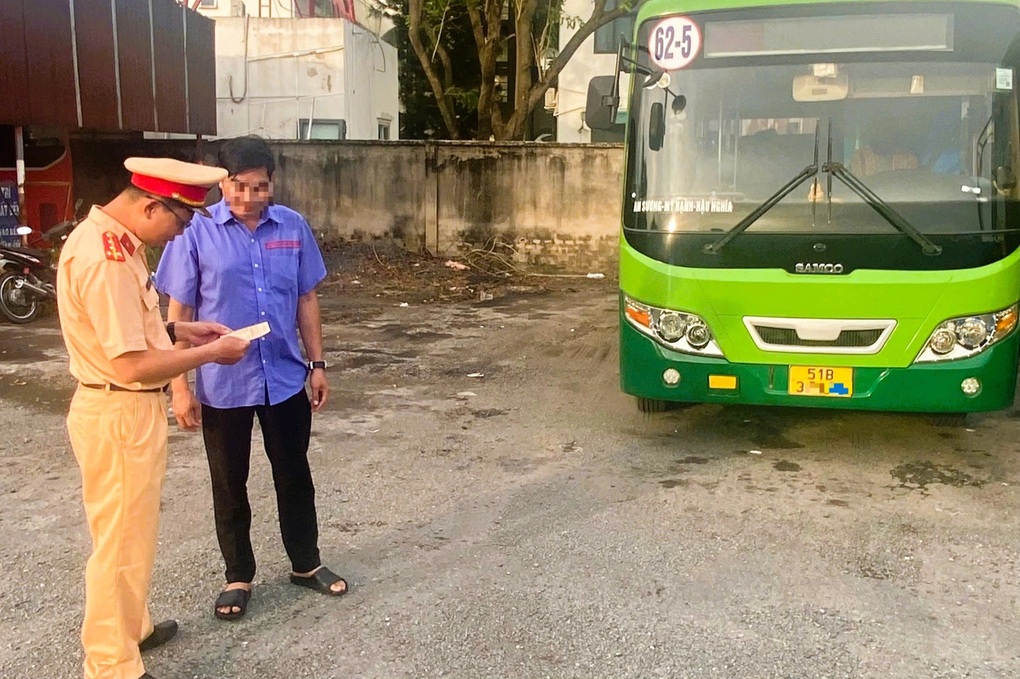 Phạt tài xế lái xe buýt chạy lên vỉa hè ở TPHCM - 1