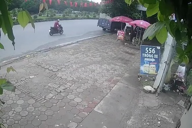 Người đi xe máy đâm mạnh vào đuôi xe tải dừng bên lề đường
