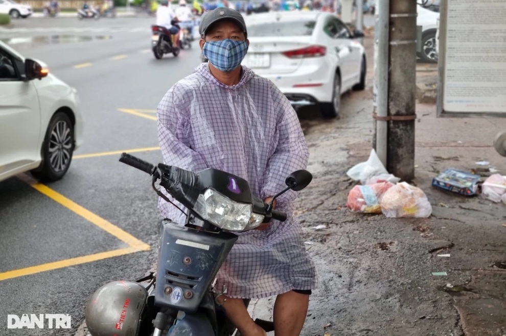 Cả ngày được vài ba khách, bác xe ôm thở ngắn thở dài - 2 Cả ngày được vài ba khách, bác xe ôm thở ngắn thở dài - 2