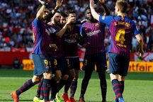 Sevilla 2-4 Barcelona: Cú hattrick của Messi