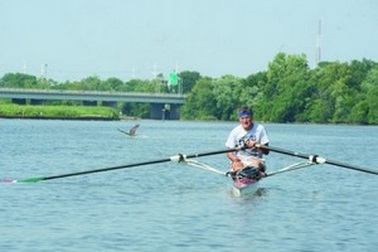 Chèo thuyền đi làm để tránh tắc đường