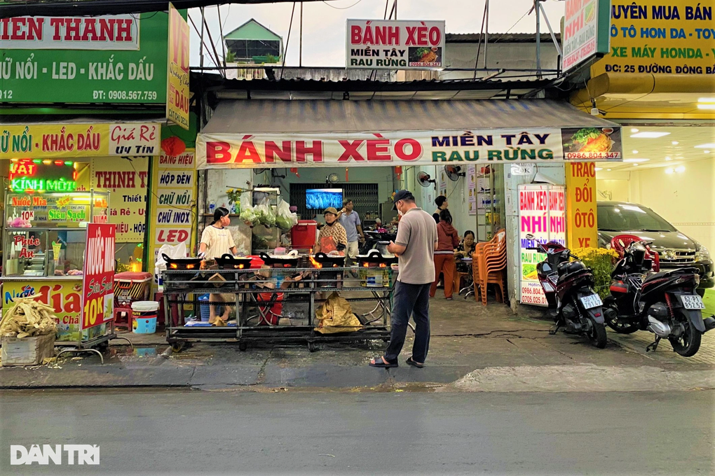 Bếp trưởng 13 tuổi đổ bánh xèo nuôi 2 em và ước mơ... đầy nước mắt - 3 Bếp trưởng 13 tuổi đổ bánh xèo nuôi 2 em và ước mơ... đầy nước mắt - 3