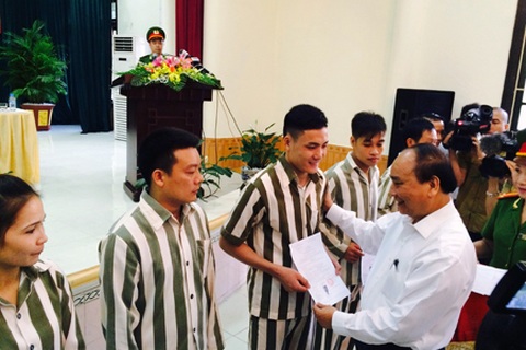 Phó Thủ tướng trực tiếp trao quyết định đặc xá