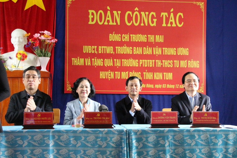 Trưởng ban Dân vận Trung ương, Bộ trưởng Bộ GDĐT thăm các trường ở Kon Tum - 3 Trưởng ban Dân vận Trung ương, Bộ trưởng Bộ GDĐT thăm các trường ở Kon Tum - 3