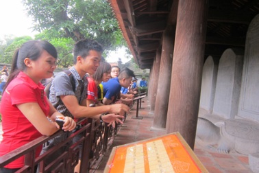 Sĩ tử nườm nượp xếp hàng chờ vào Văn Miếu cầu may