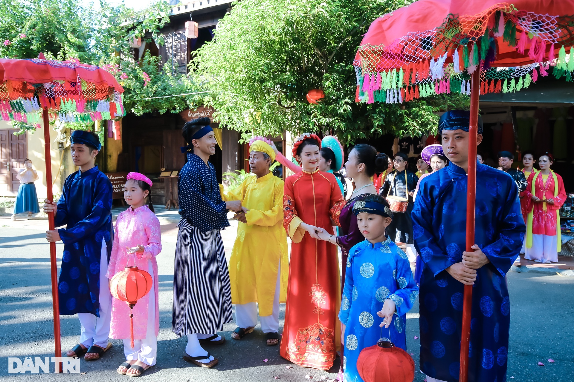 Tái hiện đám cưới Công nữ Ngọc Hoa với thương gia Nhật Bản ở phố cổ Hội An - 5 Tái hiện đám cưới Công nữ Ngọc Hoa với thương gia Nhật Bản ở phố cổ Hội An - 5