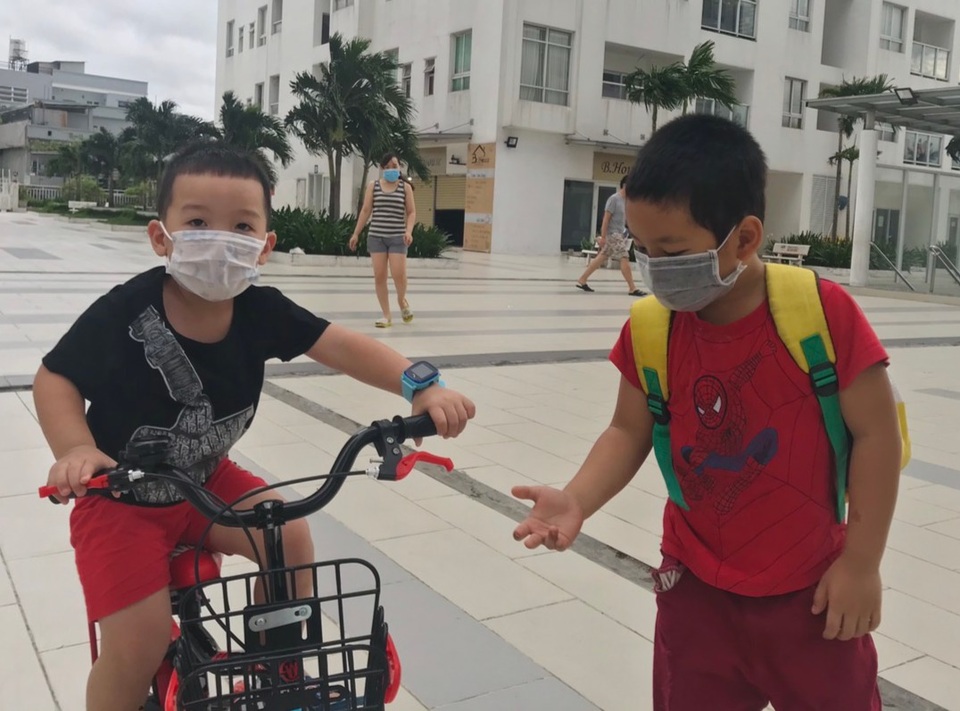 Ngại bị phạt, người dân TPHCM đi ăn trưa, cà phê cũng... đeo khẩu trang - 7 Ngại bị phạt, người dân TPHCM đi ăn trưa, cà phê cũng... đeo khẩu trang - 7