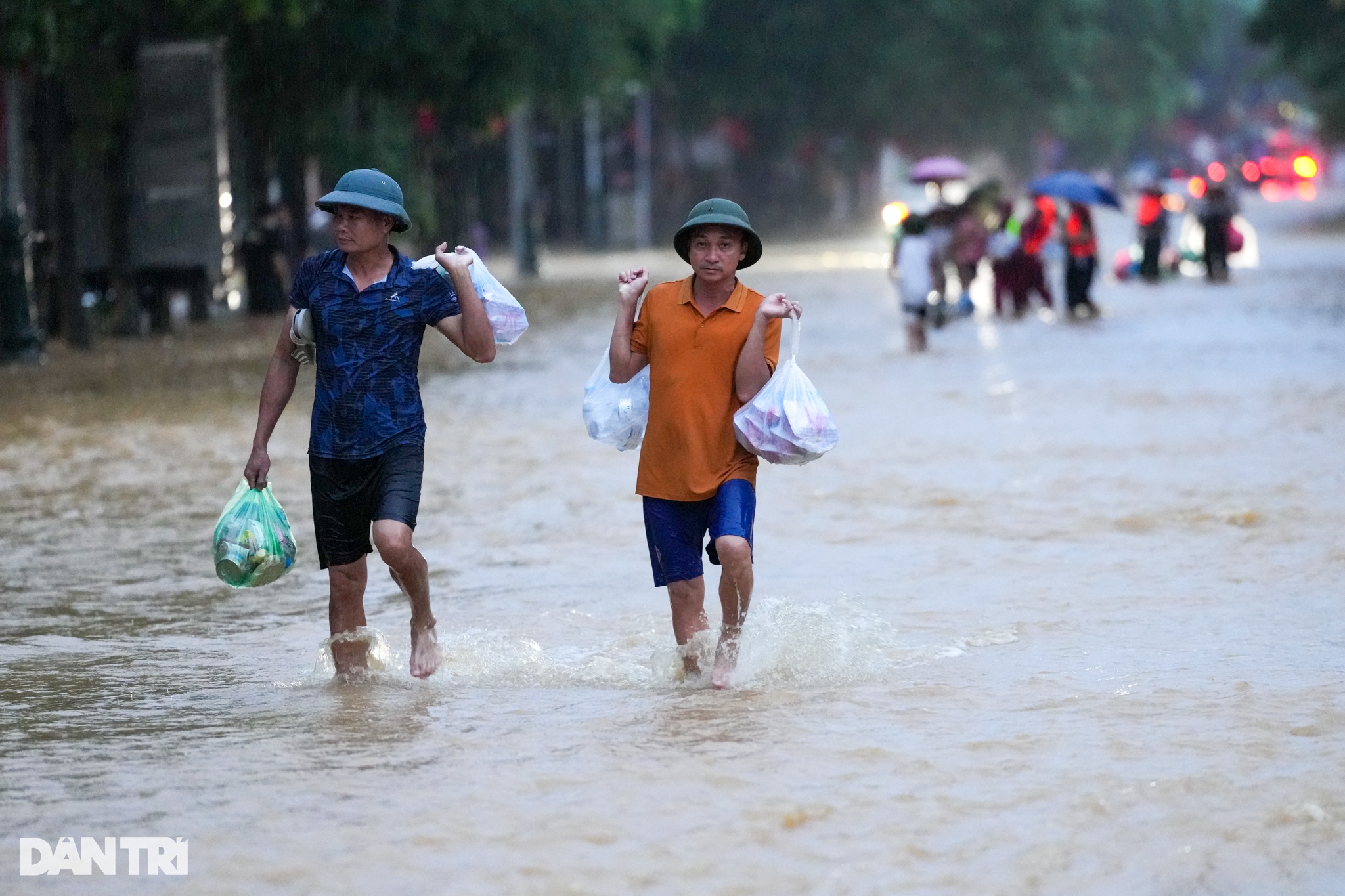 View - Xuyên đêm tiếp tế lương thực cho người dân vùng lũ Thái Nguyên | Báo Dân trí