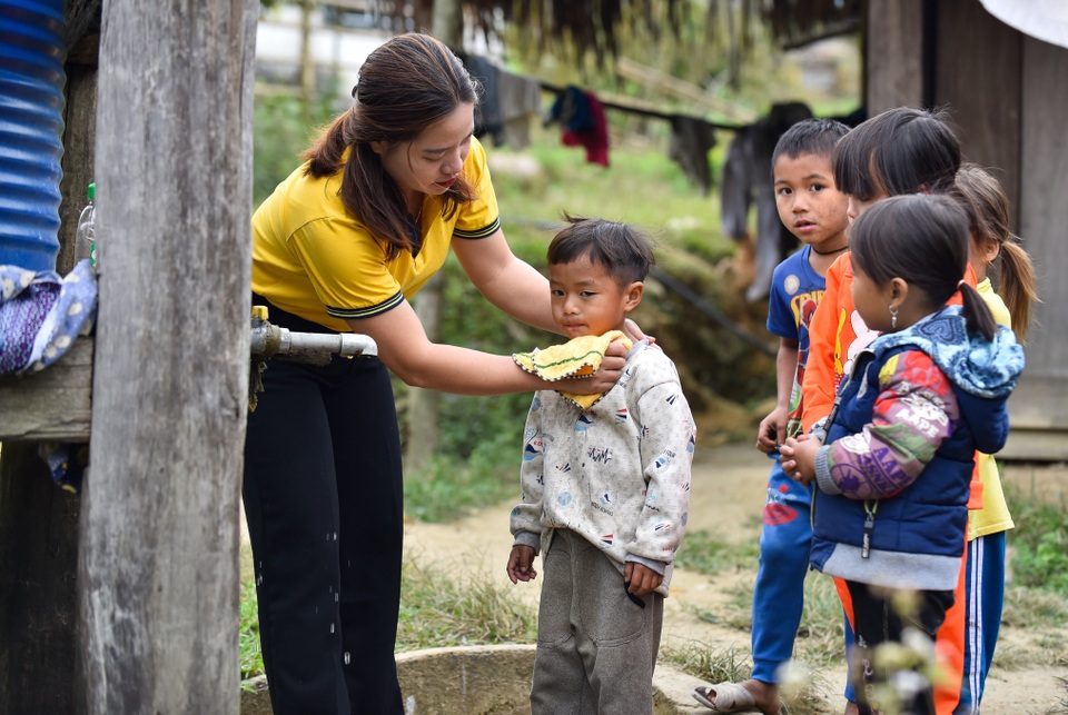 Cô giáo HMông với quyết tâm mang ánh sáng tri thức về bản - 4 Cô giáo HMông với quyết tâm mang ánh sáng tri thức về bản - 4