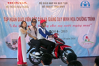 Khởi động chương trình ”An toàn giao thông cho nụ cười ngày mai”