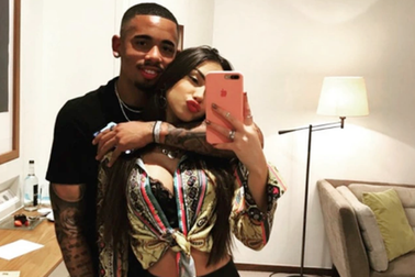 Gabriel Jesus toả sáng nhờ có cô bạn gái xinh đẹp hết mình cổ vũ