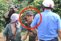 Người đàn ông cầm dao đuổi đánh công nhân khai thác khoáng sản