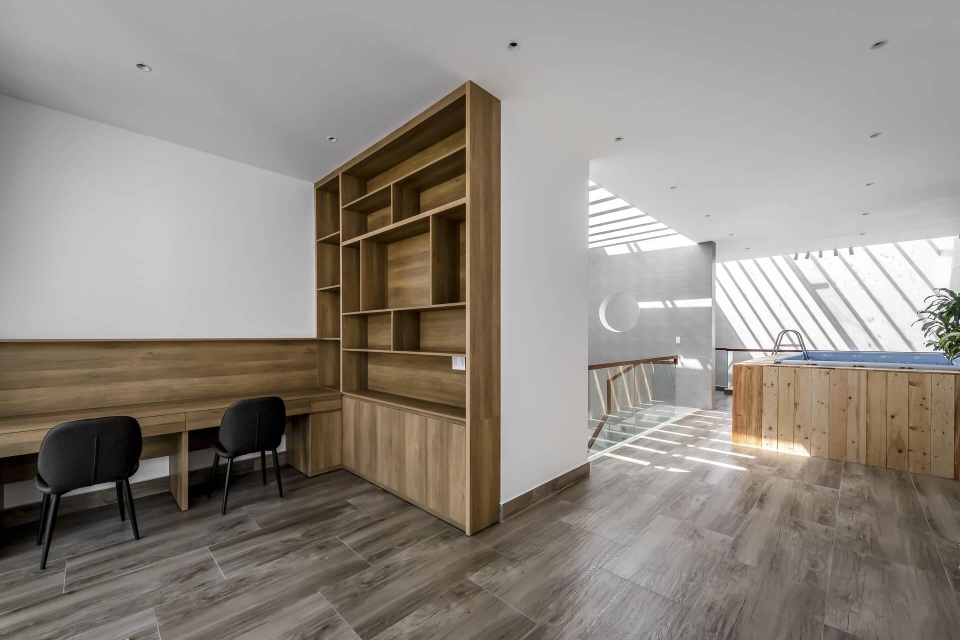 Nhà Sài Gòn có mặt tiền chống trộm, tối giản không gian vẫn đẹp bất ngờ - 13