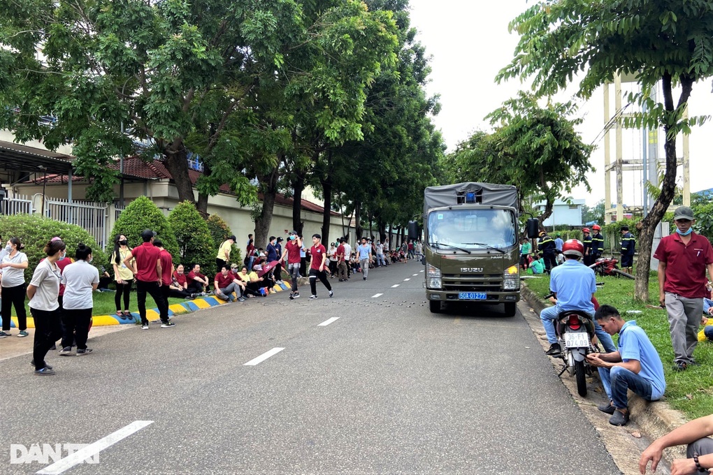 Cháy kho sơn xưởng gỗ ở TPHCM, hàng trăm công nhân tháo chạy - 2 Cháy kho sơn xưởng gỗ ở TPHCM, hàng trăm công nhân tháo chạy - 2
