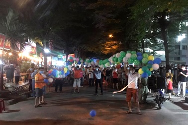 Hàng nghìn người vỡ òa vui sướng vì được dỡ phong tỏa đêm giao thừa