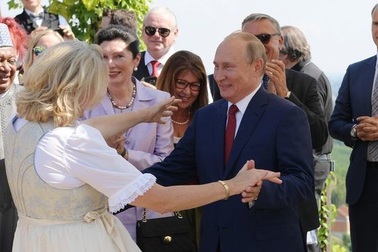 Ngoại trưởng Áo khen Tổng thống Putin là bạn nhảy xuất sắc