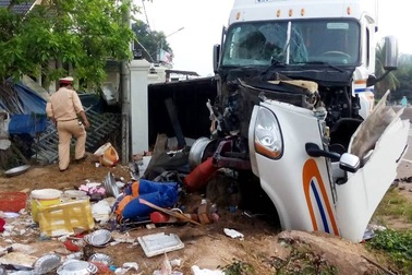 Xe container tông xe dịch vụ đám cưới, 4 người bị thương