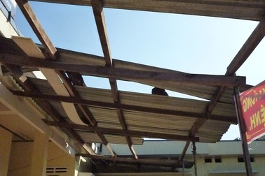 Lốc xoáy bất thường "cuốn phăng" 6 phòng của trạm y tế, tốc mái nhiều nhà dân