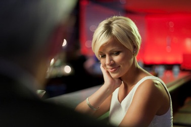 Định kiến “trâu già gặm cỏ non”