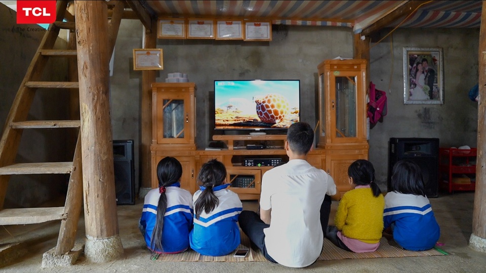 TCL vượt ngàn cây số để trao giải cho khách hàng ở vùng xa - 4 TCL vượt ngàn cây số để trao giải cho khách hàng ở vùng xa - 4