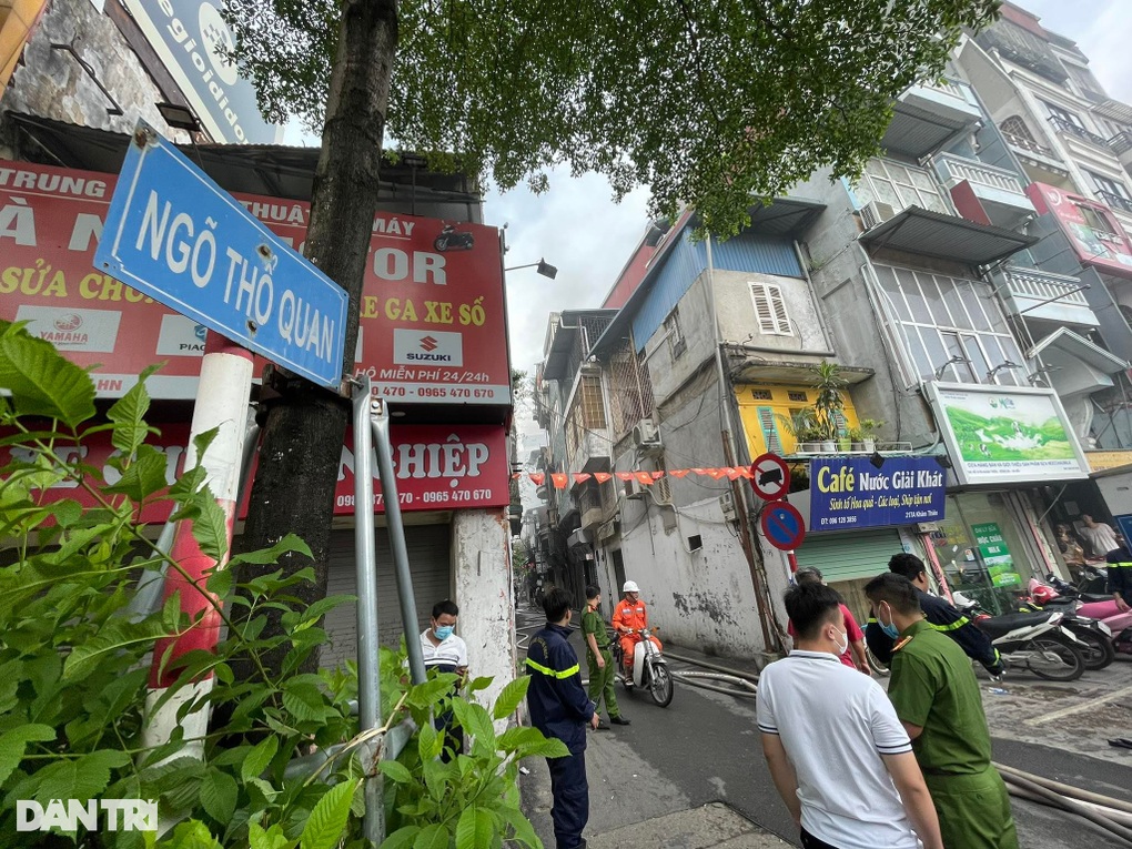 Hà Nội: Cháy nhà 6 tầng trong ngõ, 3 người mắc kẹt - 2