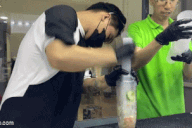 Người TPHCM chờ đến tận khuya để mua "trà chanh giã nát tay" theo xu hướng