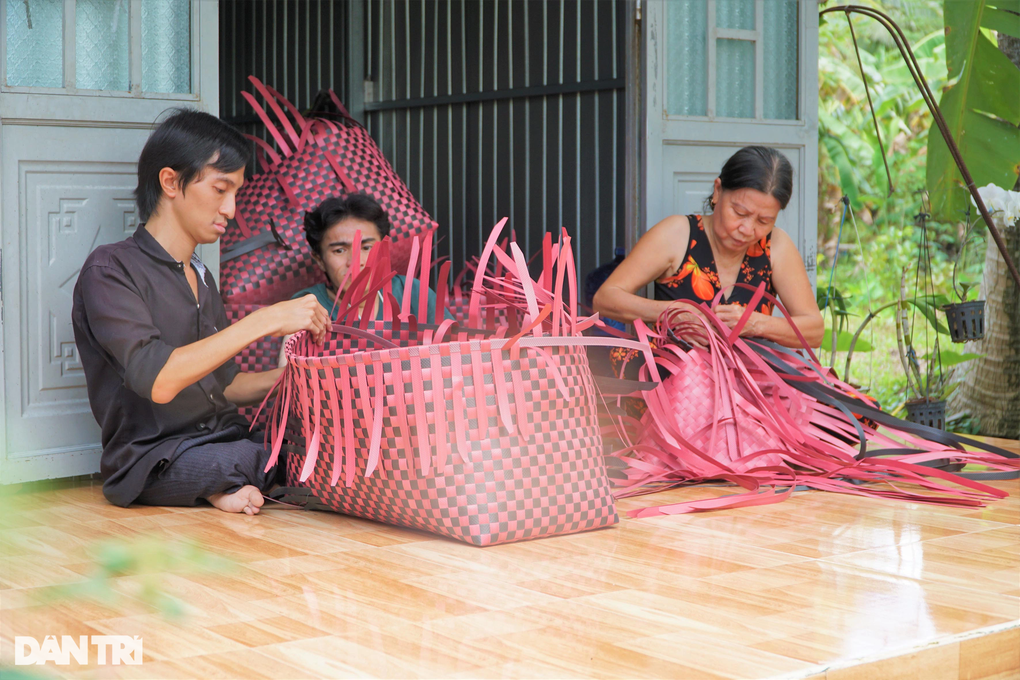 Người mẹ nuôi 2 con bị xương thủy tinh được hỗ trợ gần 100 triệu đồng - 2 Người mẹ nuôi 2 con bị xương thủy tinh được hỗ trợ gần 100 triệu đồng - 2