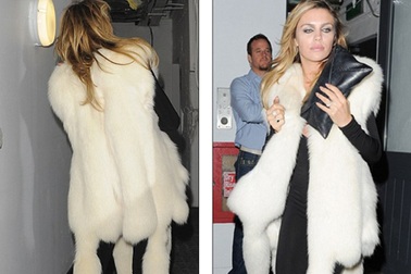 Chân dài người Anh diện áo lông “kì dị” xuống phố