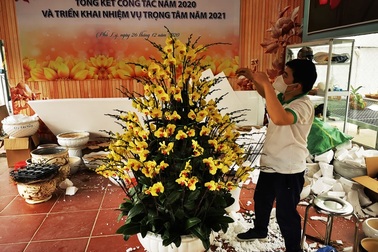 Người cắm hoa lan thuê kiếm bộn tiền cuối năm