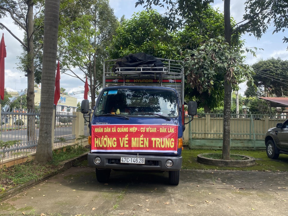 Đắk Lắk: Chung tay hướng về đồng bào miền Trung gặp lũ lụt - 2 Đắk Lắk: Chung tay hướng về đồng bào miền Trung gặp lũ lụt - 2