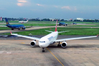 Sân bay Tân Sơn Nhất “lặc lè” chờ chi viện 