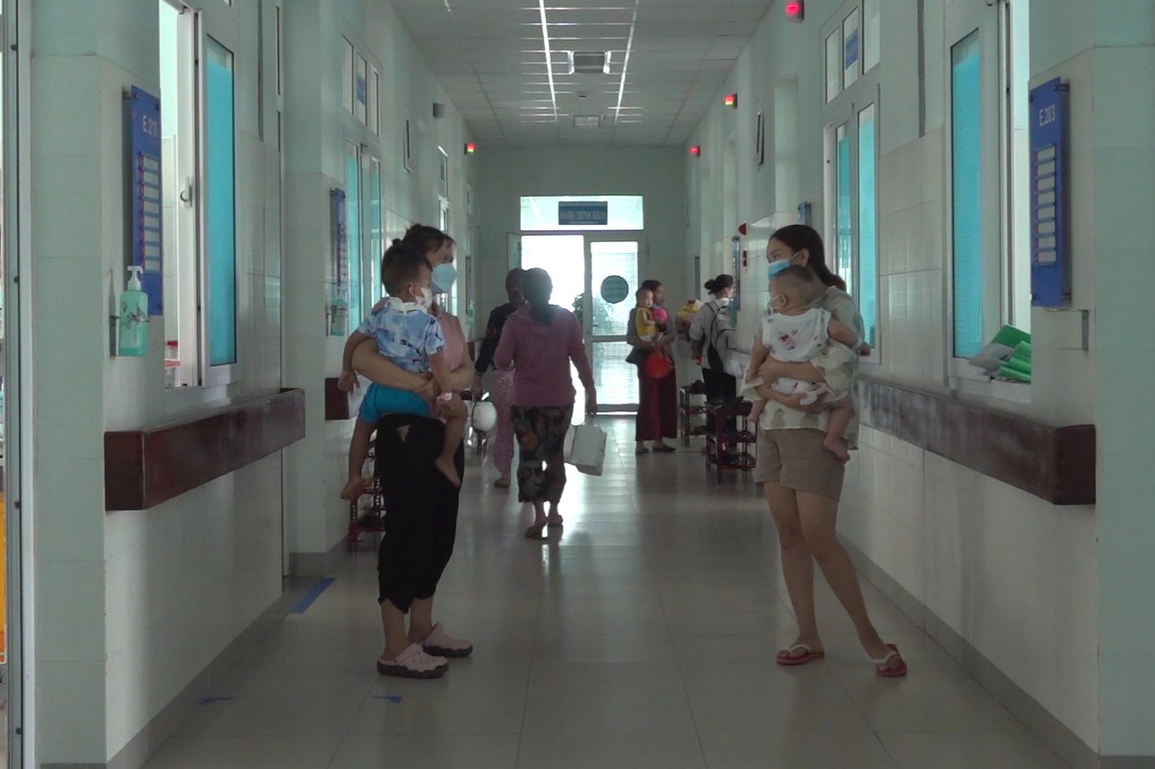 Bệnh tay chân miệng hoành hành, số ca chuyển nặng tăng - 1 Bệnh tay chân miệng hoành hành, số ca chuyển nặng tăng - 1