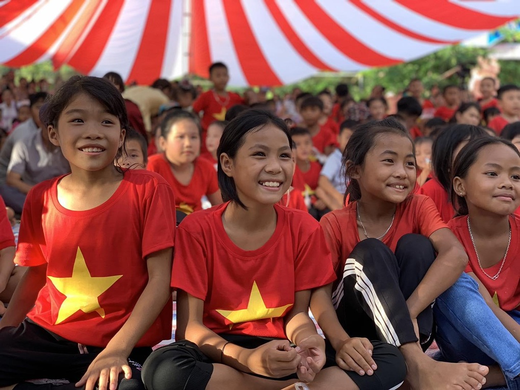 Nụ cười của em nhỏ vùng cao khi đón Trung thu - 4 Nụ cười của em nhỏ vùng cao khi đón Trung thu - 4