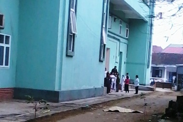 Đưa con đi viện, mẹ nhảy lầu tự tử