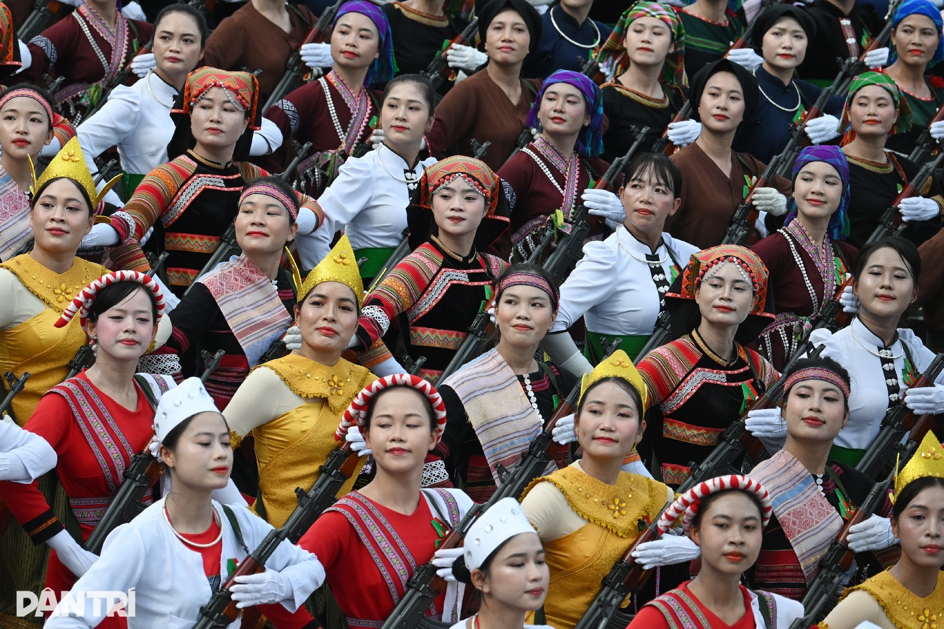 Những gam màu hoà bình sải bước đầy kiêu hãnh chuẩn bị cho đại lễ A80 - 14 Những gam màu hoà bình sải bước đầy kiêu hãnh chuẩn bị cho đại lễ A80 - 14