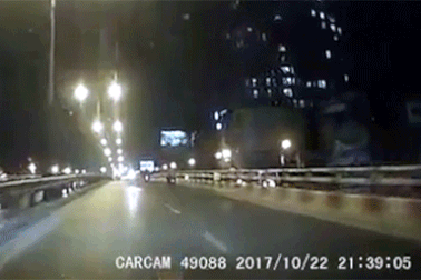 Hà Nội: Kinh hoàng xe máy đi ngược chiều trên cầu vượt Ngã Tư Vọng