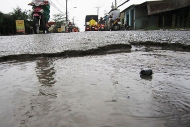 Hố sâu giữa đường: Lấp rồi hố lại... sâu