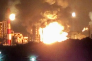 Ukraine tập kích nhà máy lọc dầu lớn nhất của Nga