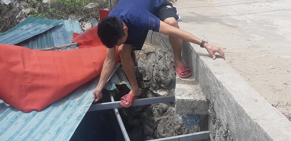 Vụ nước thải lênh láng trên quốc lộ: Lấy mẫu giám định, truy nguồn ô nhiễm! - 6 Vụ nước thải lênh láng trên quốc lộ: Lấy mẫu giám định, truy nguồn ô nhiễm! - 6
