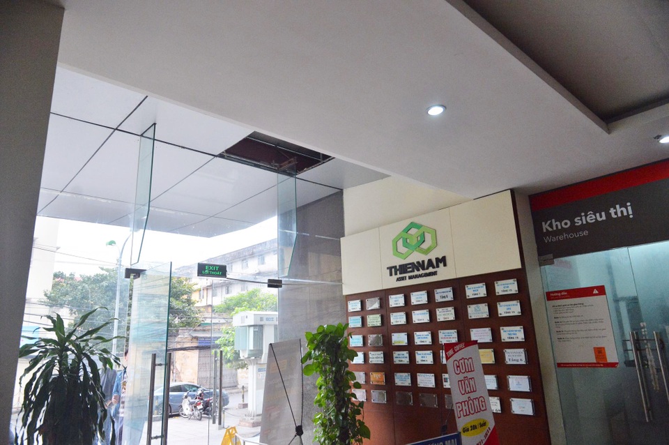 Vụ thủng sàn chung cư, 2 người rơi tự do: Trách nhiệm thuộc về ai? - 1 Vụ thủng sàn chung cư, 2 người rơi tự do: Trách nhiệm thuộc về ai? - 1