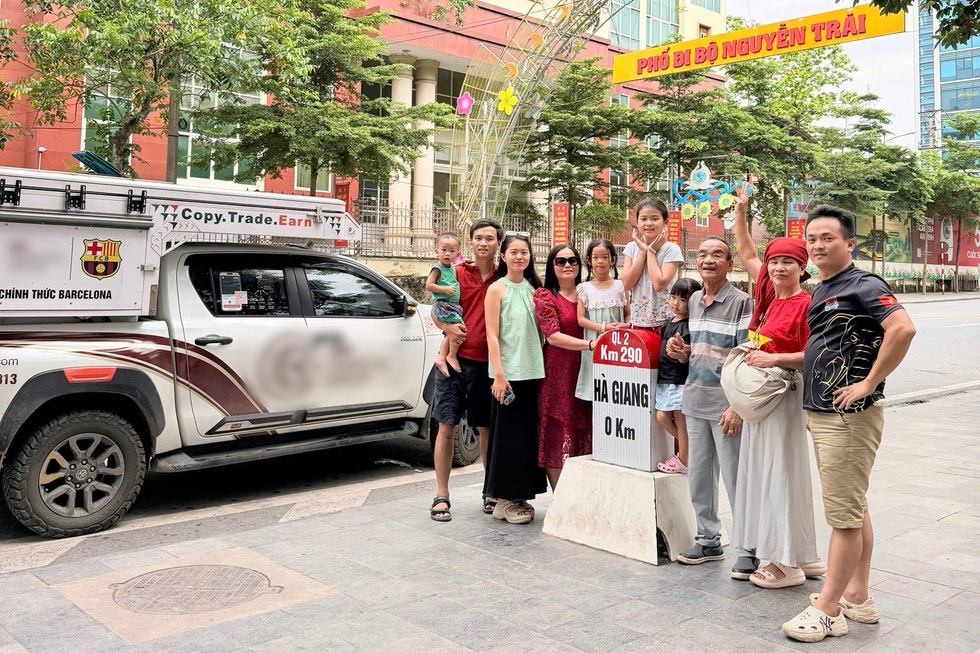Vợ chồng TPHCM mang nhà di động 1,5 tỷ đồng đưa bố mẹ phượt 2.000km - 1 Vợ chồng TPHCM mang nhà di động 1,5 tỷ đồng đưa bố mẹ phượt 2.000km - 1