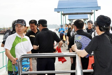 Vịnh Hạ Long tê liệt vì hàng trăm tàu chở khách không chịu xuất bến