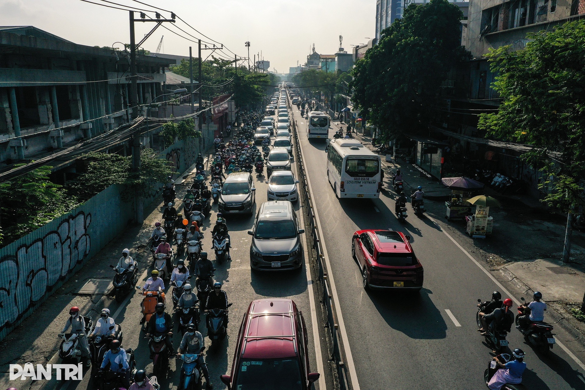 Hiện trạng đường qua dạ cầu Khánh Hội được đề xuất cải tạo để giảm kẹt xe - 3 Hiện trạng đường qua dạ cầu Khánh Hội được đề xuất cải tạo để giảm kẹt xe - 3