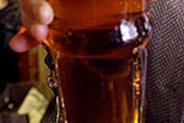 Uống bia miễn phí từ vòi nước