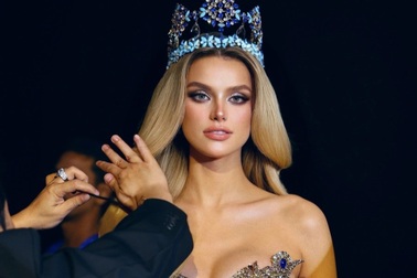 Ê-kíp Việt Nam đằng sau màn xuất hiện ấn tượng của Hoa hậu Thế giới 2024