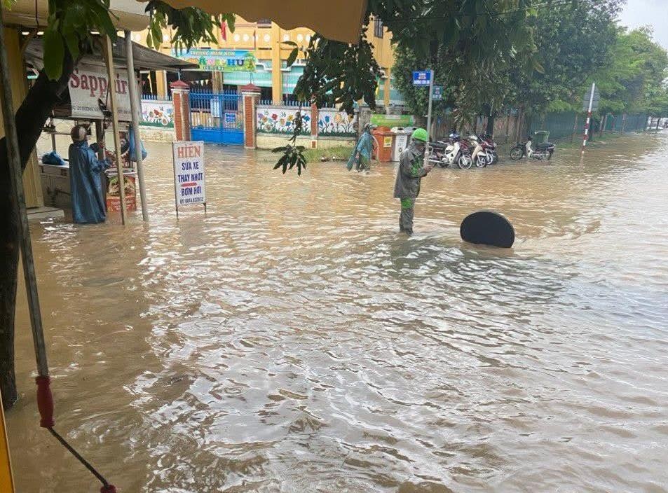 Nhiều nơi đang mưa lớn, các tỉnh thành miền Trung ứng phó bão Wutip - 1