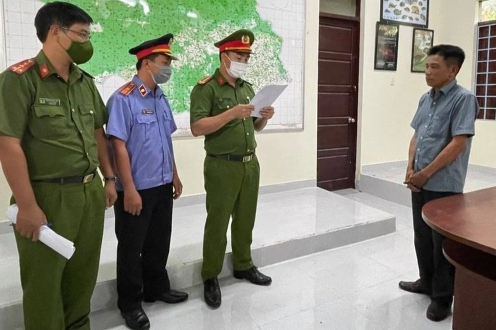 Nhận hối lộ để lâm tặc phá rừng, cán bộ kiểm lâm bị bắt giam - 1 Nhận hối lộ để lâm tặc phá rừng, cán bộ kiểm lâm bị bắt giam - 1