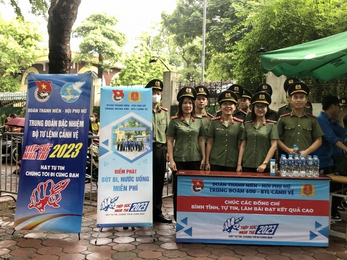 Lực lượng quân đội tham gia tiếp sức mùa thi.