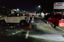 Hai ô tô liên tiếp "sập bẫy" dải phân cách, nhiều người thương vong